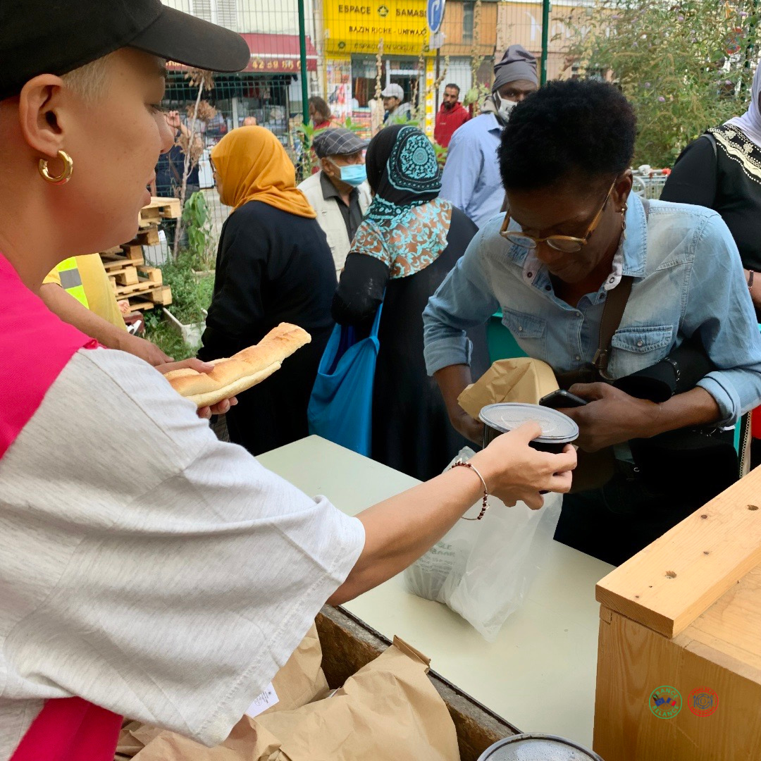 Distribution de nos repas solidaires Distribution de nos repas solidaires